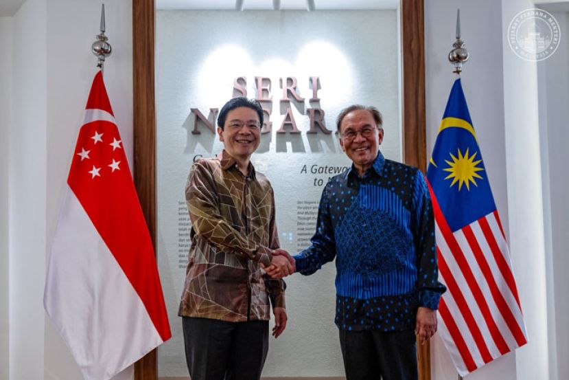 安华(右)与黄循财(左)互相握手。