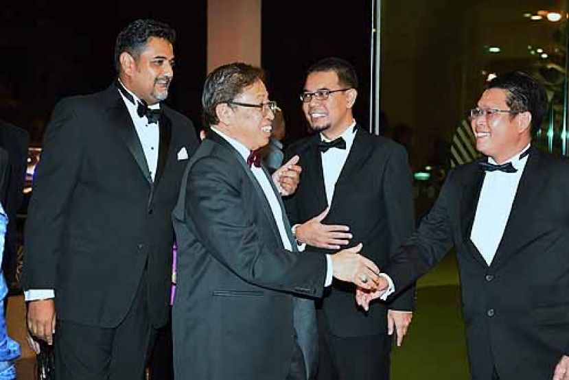  图示：首长阿邦佐哈里出席砂律师公会晚宴，受到迎接时摄。