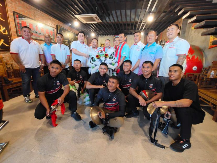 全体出席嘉宾与Sekolah Henry Gurne狮队成员大合照。