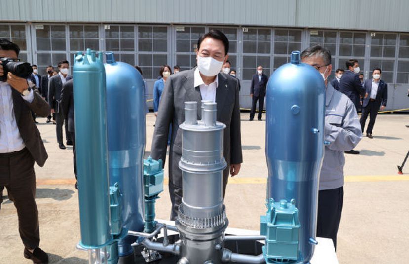 韩国计画2036年提高核电至34.6%。图为韩国总统尹锡悦前往庆尚南道昌原市斗山能源生产厂视察。