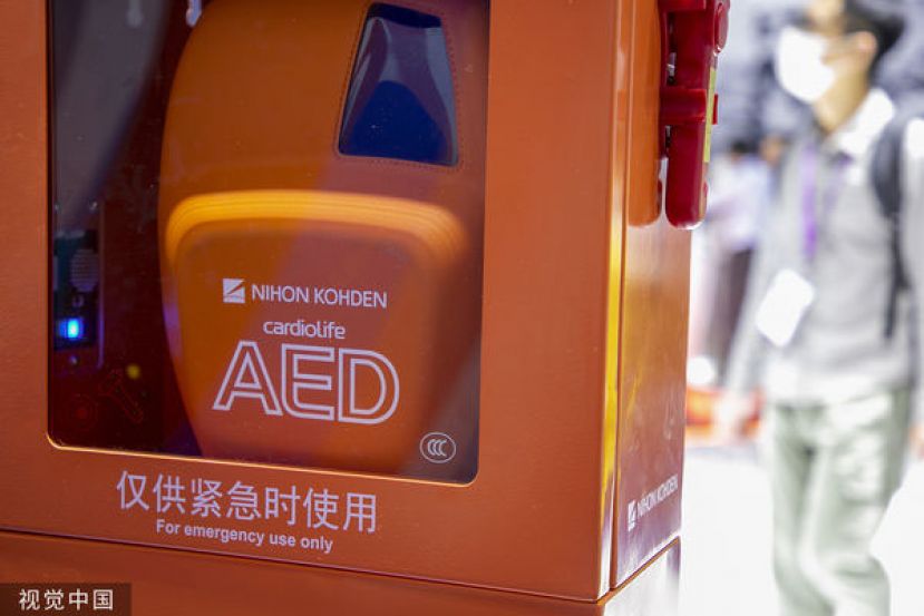 日本开放一般民众使用AED后，近20年来共有7656人被救回一命。