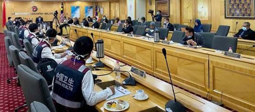 中国医疗专家团与大马卫生部举行交流会（档案图片）。