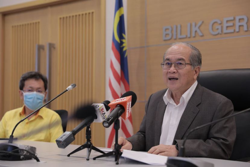 砂灾难管理委员会主席道格拉斯（右）及沈桂贤（左）周二重返工作岗位。