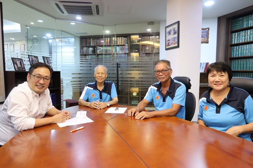 实旦宾区国会议员张健仁（左）与晋汉连省杨氏宗亲会一行人交流时摄。右起为妇女组财政杨丽英、会长本曼查杨慈德及财政杨师逢。