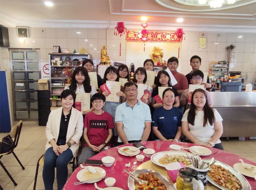 古晋创意写作协会主席贝克民（中）与理事们及获奖中合照。