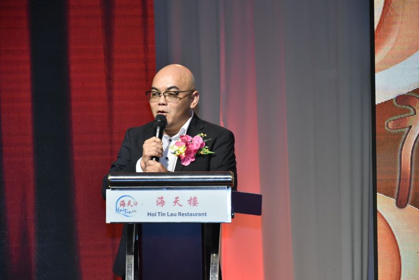 古晋龙峰黄氏家族会主席黄昭信。