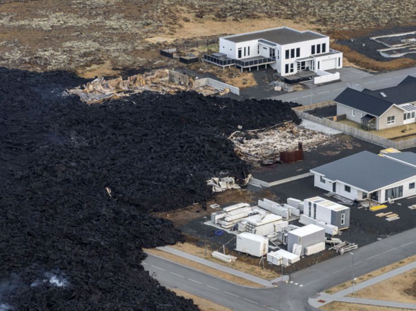 冰岛西南部一座火山14日喷发后的空拍画面。