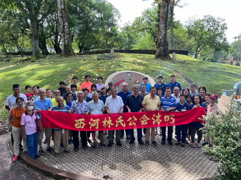 砂拉越西河林氏公会主席林亚德与全体参祭者合照。
