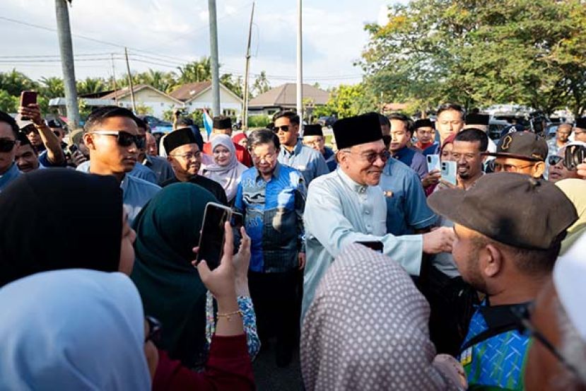 ●首相安华在槟城出席昌明开斋晚宴，受到民中热烈迎接。