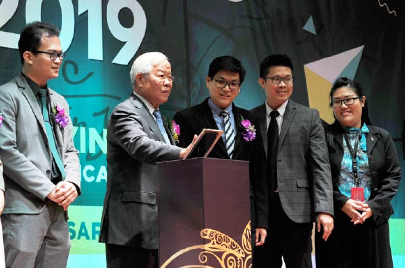 拿督斯里麦哥玛因(左二)为砂拉越科学与数学比赛主持开幕礼。
