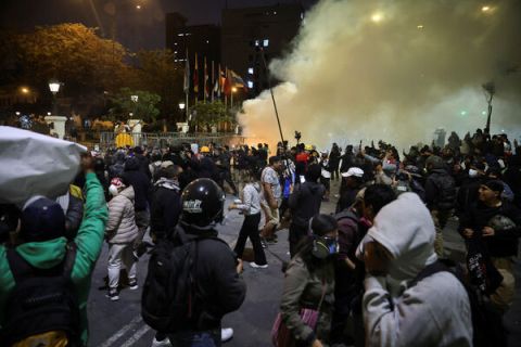 秘鲁15日就爆发大规模示威活动，造成1人死亡。