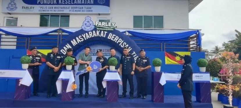 古晋华利购物商场“警察亭”钥匙给刘宜谚（左四）象征性移交钥匙予砂警察总监曼查时影。