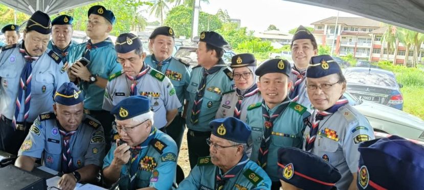 砂拉越首席童军总监林文明(中）通过业余无线电与诗巫童军无线电台进行首次连线，现场由多位童军总监及砂童军协会理事共同见证。