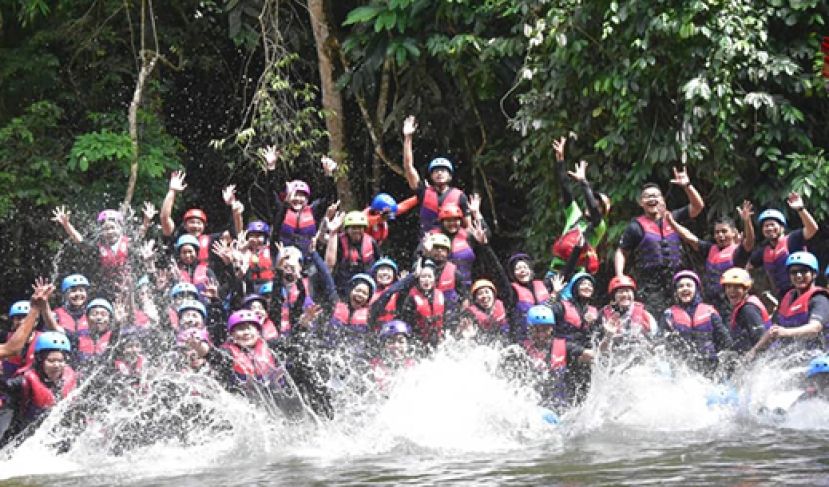 务边“激流泛舟”活动金宝有望成为首个获联合国世界旅游组织认证的生态旅游景点