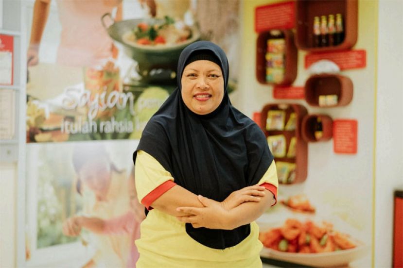 Kahmisah Binti Laimi在MAGGI美极&reg;分享了她鼓舞人心的故事，突显了她从19岁加入 公司到成为家庭支柱的旅程。