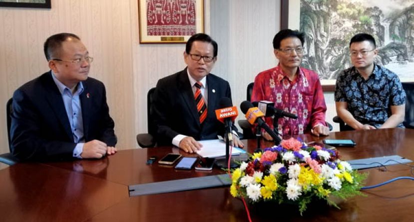 砂交通部长拿督李景胜(左二)受访时的神情,右起;为中国驻古晋领事李旺源及中国驻古晋总领事程广中;(左)为中国银行古晋分行东马区域总经理张宏坤。