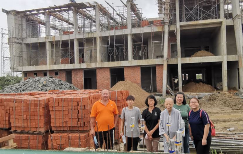 槟城净莲慈悲院发起人覺蓮師父到访安宁缓和医疗中心建筑工地。