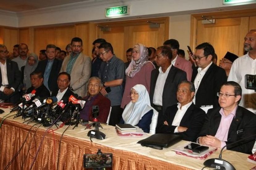 希盟主席理事会新闻发布会。前排右起为行动党秘书长林冠英、土团党主席丹斯里慕尤丁、副首相旺阿兹莎、首相敦马哈迪、公正党主席拿督斯里安华和诚信党主席莫哈末沙布。