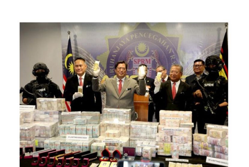 阿占巴基等展示所查获的现金和金条等。