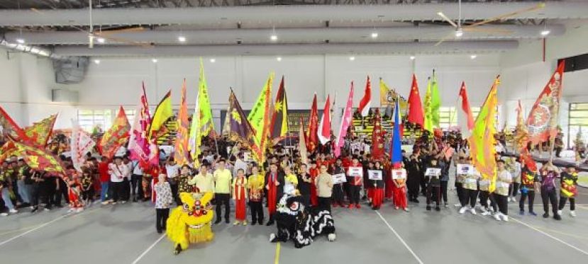 参赛队员和主宾及嘉宾们合影。