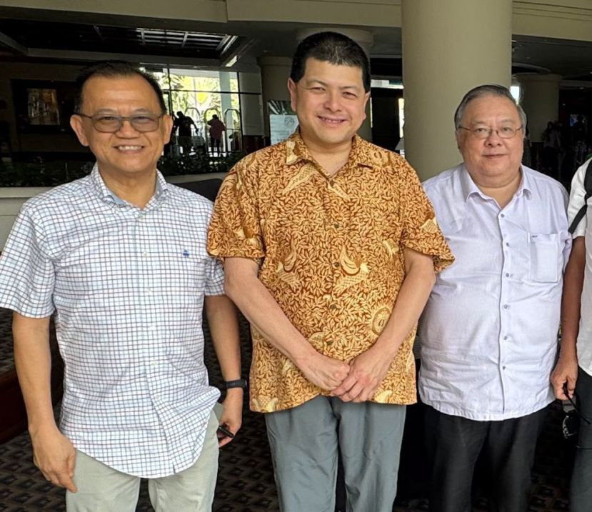 「2025年马中谊跑」主办方沙巴马中联谊协会会长胡逸山（中）此前与婆联木业有限公司董事经理拿督黄国忠和（右）营运长杨福贤（左）会面，获得该公司加码赞助5,500枚奖牌予跑步参与者，黄国忠也是沙巴马中联谊协会名誉会长，砂中友好协会会长，中国海外联谊会常委，向来热爱推动两国友好联谊。