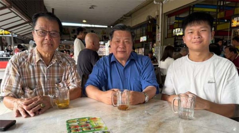 民进党哥打圣淘沙支部主席黄源泰（左起）、砂医总会长江宗兴与义诊筹委主席黄国祥。