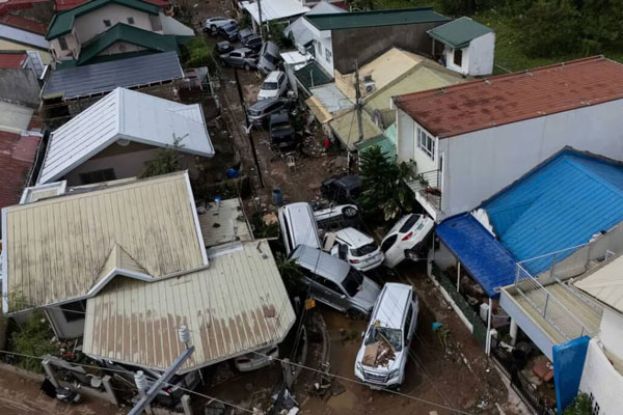 宿雾省洪水退去后，汽车堆叠在道路上。