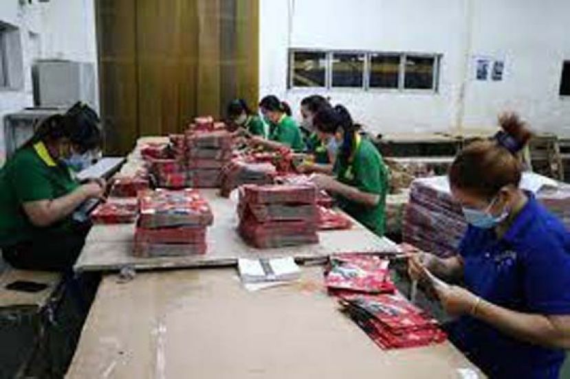 外省工人大量出逃胡志明市返乡避疫，当地不少企业反映，这个千万人口的大城在10月解封后力振生产却面临“招工难”。图为越南胡志明市一家企业的工人。