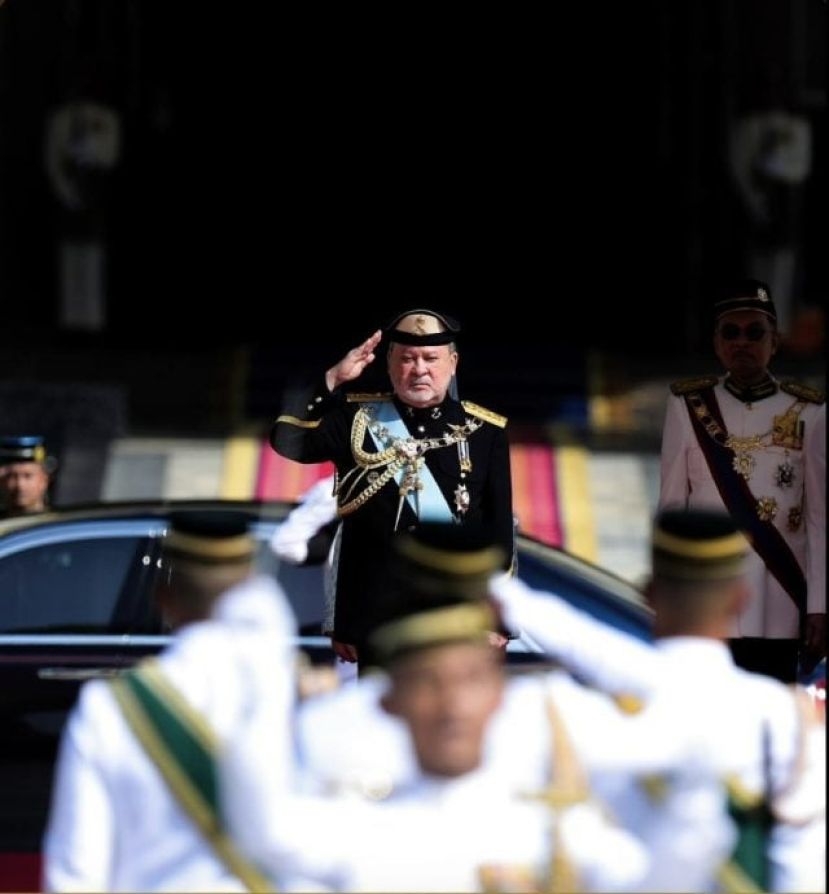 元首背臀疼痛 暂停活动休养