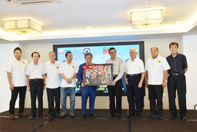 古晋福建公会会长拿督黄良杰（右四）赠送纪念坡予颁奖典礼主宾砂副总理拿督阿玛沈桂贤（左四）。
