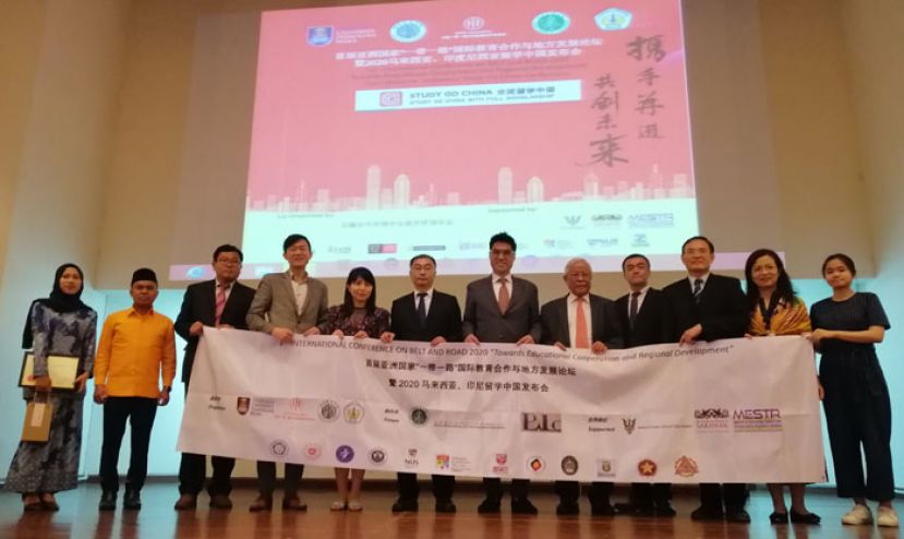 砂教育、科学与工艺研究部部长拿督斯里麦哥玛因（右五）出席首届亚洲国家“一带一路”国际教育合作论坛。右四为亚洲一带一路文化教育合作促进会中国区执行董事杨程成。