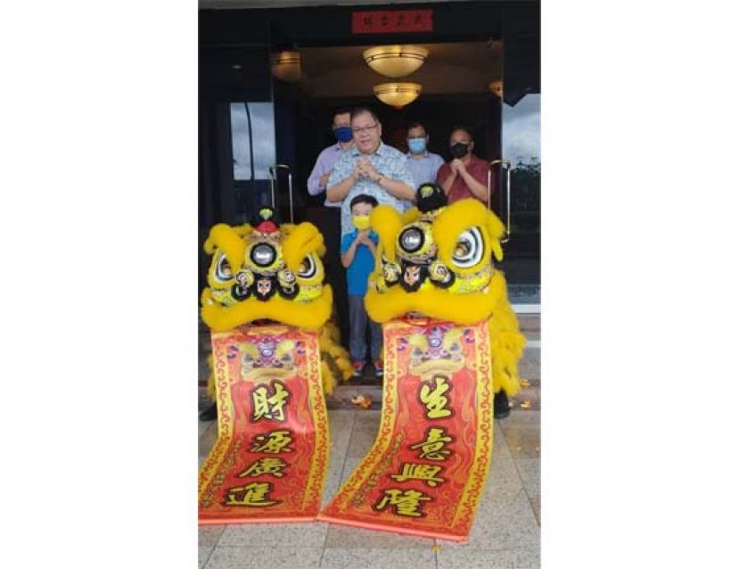 黄文彬集团董事拿督黄国辉，右起为黄文彬集团董事黄国耀、国际时报业务发展经理陈朝忠以及黄文彬集团古晋经理王志强和瑞狮合影。
