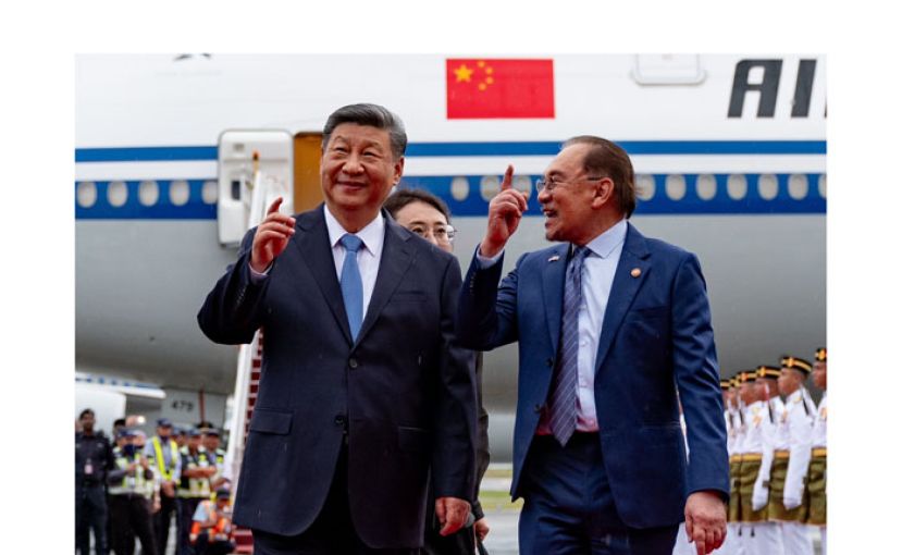 首相安华(右)迎接中国国家主席习近平的到访(档案图片)。