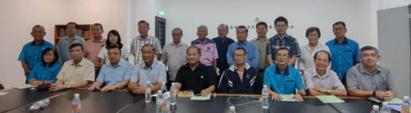 大会结束后的一张大合照。前排左起为理事甲必丹官翠桃、秘书长陈孟湖、署理会长拿督蔡文铎律师、会长拿督包章文、副会长郑尚魁、副会长甲必丹谢世恩、副会长甲必丹邓威廉、财政方友麟以及副财政许礼美。