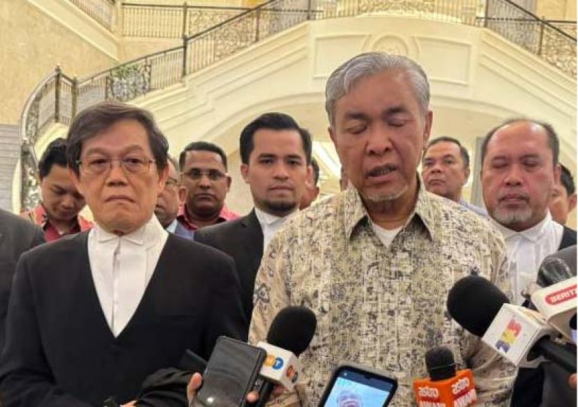 ●阿末扎希向媒体发表谈话。