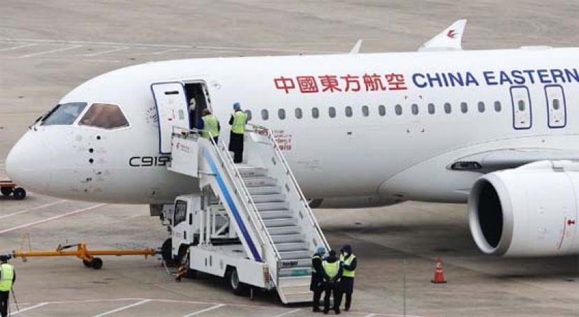 C919从上海虹桥国际机场起飞。图为东航地服工作人员正在与乘务组进行工作交接。