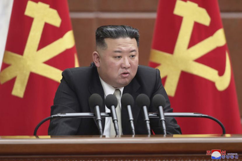 金正恩27日召开全员会议，讨论国防政策方向与对敌策略。