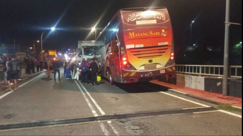 长途巴士与迎面来拖格罗厘正面相撞  30名乘客受虚惊