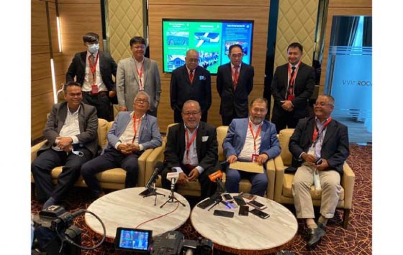 砂拉越石油承包商协会新闻发布会，前排左三是该会主席拿督拉曼拉里武。