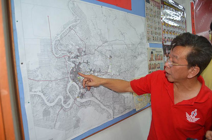 黄培根讲解其所拟定的诗巫外围道路建设计划。
