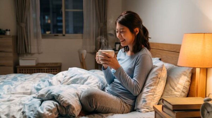 许多人习惯在睡前喝杯热牛奶助眠。