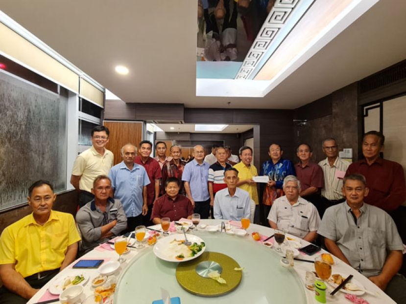 拿督斯里沈桂贤医生将常年拨款移交给石角民立中学董事长朱聪泽，并由民中董事们共同见证。