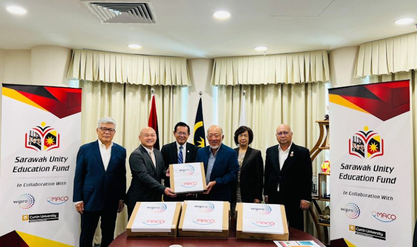 砂团结教育基金（SUEF）主席拿督李晓静（右三）在砂交通部长拿督斯里李景胜（左三）的见证下，移交10架全新手提电脑予科廷大学副校长李健全（左二），左为乌鲁人工商会主席拿督尼尔森巴郎，右起为砂团结教育基金秘书Grover Peter Gani及财政拿督李年香。学生在学业上取得优异成绩。&rdquo;