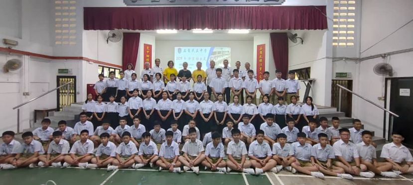民立中学新生和嘉宾以及校董在2024年新生始业仪式上合影。