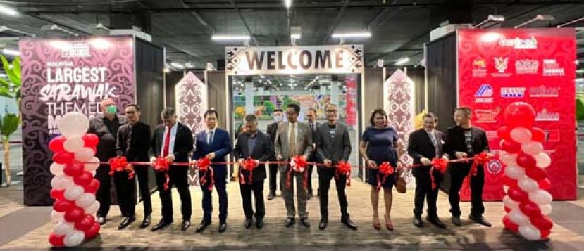 砂旅游、创意产业及表演艺术部长拿督斯里阿都卡林（右5）今日出席推介壁画时摄。