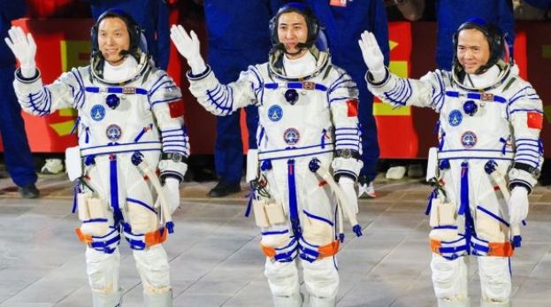 中国3航天员受褒奖 张陆获二级功勋，武飞张洪章获&ldquo;英雄航天员&rdquo;称号。