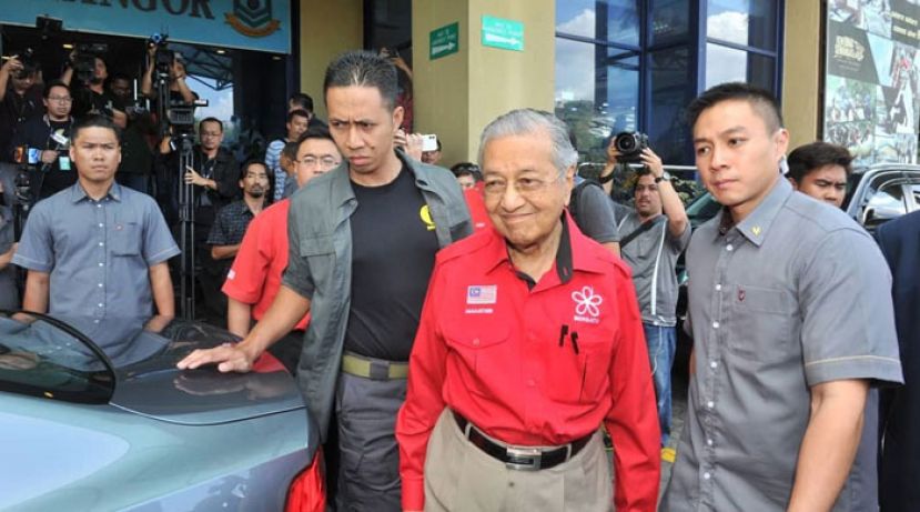 敦马哈迪在主持土团党会议后，离开现场。