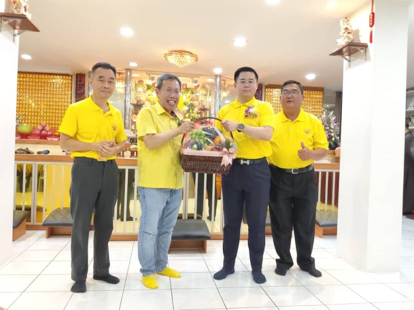 古晋大觉林佛教会启建弘法祈安法会 筹委会主席范兼荣(右二)赠送水果礼篮给予砂拉越副总理沈桂贤(左二)。左一为大会主席蔡福龙；右一为秘书温武将。