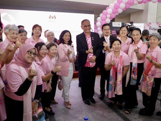 卫长祖基菲里在乳癌意识月推介礼上与医护人员合影。