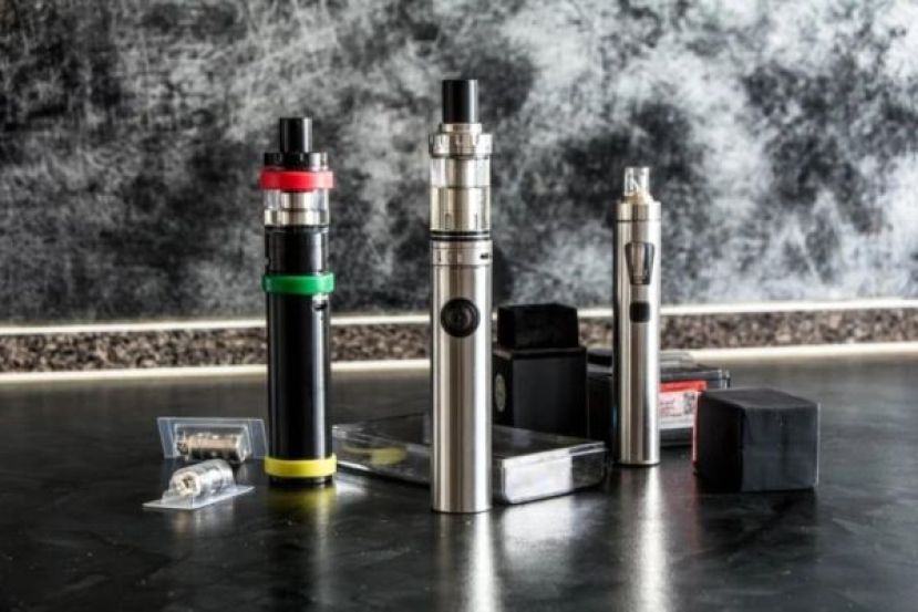 青少年使用电子烟，世卫：全球至少1500万人。